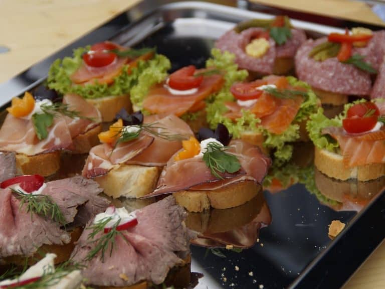 How to Serve Hors d’Oeuvres