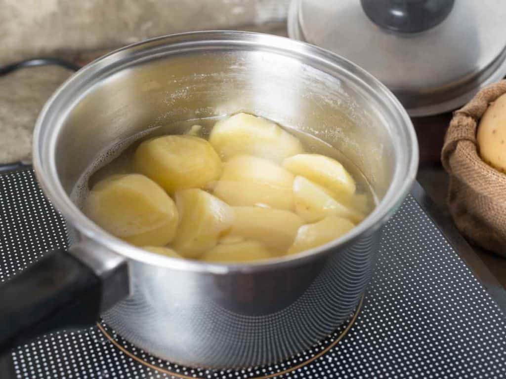 cut potatoes in water prevent from browning